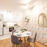 Comfy - Modern - Downtown Apartman